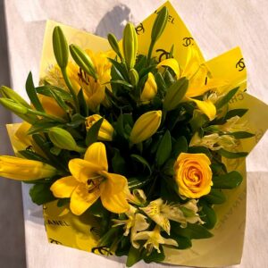 Ramos de flores amarillas, lirios y rosas en estilo elegante, ideales para ocasiones especiales y regalos en Nezahualcóyotl, con flores a domicilio y arreglos florales en Nezahualcóyotl.