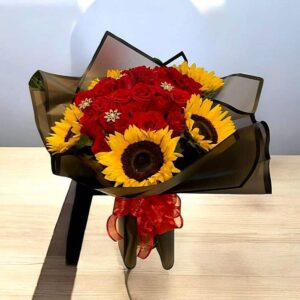Ramo de flores con girasoles y rosas rojas, arreglo floral elegante para ocasiones especiales en Nezahualcóyotl.