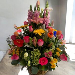 Ramo floral con rosas, tulipanes, gerberas y eustomas en estilo elegante, ideal para ocasiones especiales y entregas a domicilio en Nezahualcóyotl.
