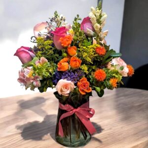 Ramo de flores rosas, calas, gerberas y flores silvestres con estilo elegante en jarrón de cristal para ocasiones especiales. Flores a domicilio en Nezahualcóyotl, arreglos florales en Nezahualcóyotl, ramos elegantes.