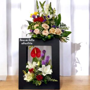 Ramos de flores elegantes con rosas, lirios y flores variadas en arreglo floral para condolencias y aniversarios.