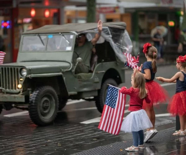 Americarna - Night Cruise ©Ricky Malcolm