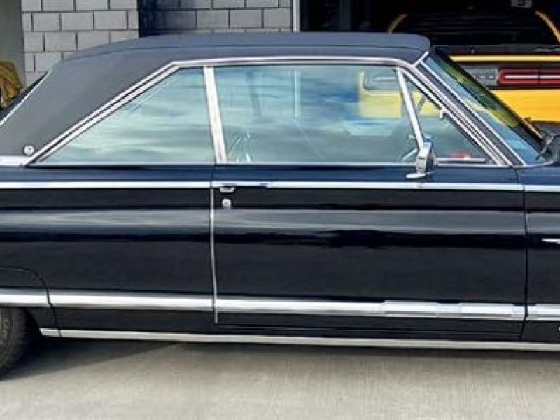 V8 vintage car at Americarna event in New Zealand.