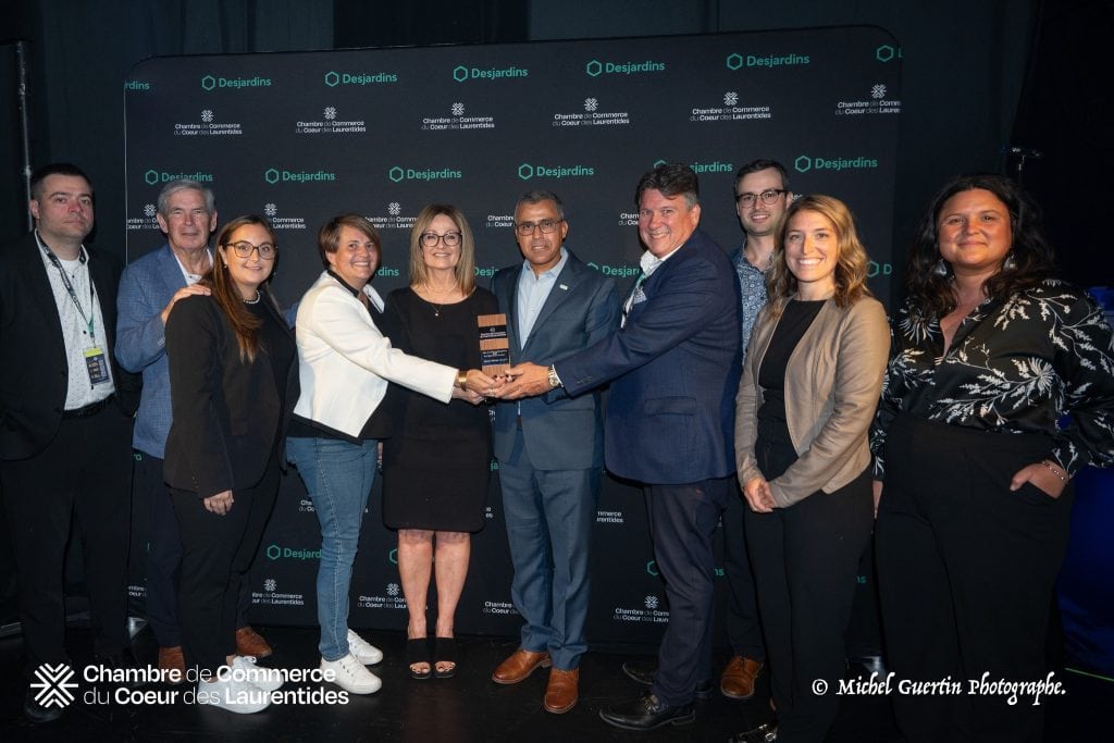 Dirigeants d'entreprise recevant un prix lors d'une cérémonie officielle à la Chambre de Commerce du Coeur des Laurentides. Amyot Gelinas récompensée pour son excellence.