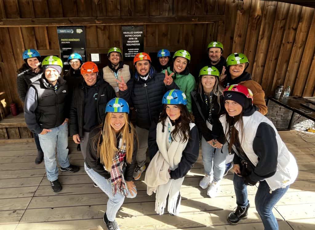 Groupe de personnes portant casques de ski, prêts pour une activité de montagne ou aventure en plein air, ambiance conviviale, nature, sports d'hiver, équipe joviale, activité de groupe, divertissement en montagne., Relevance.