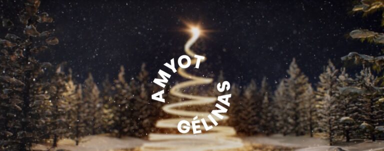 Vitrine lumineuse de Noël dans la forêt enneigée la nuit, ambiance hivernale magique avec arbres couverts de neige et lumière féerique.