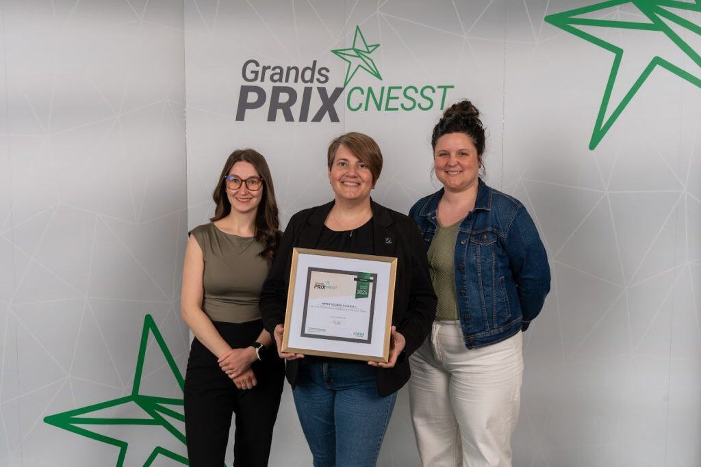 Diplômée en gestion de projets, recevant le prix de l'excellence lors de la cérémonie Grands Prix CNESS, en compagnie de ses collègues.