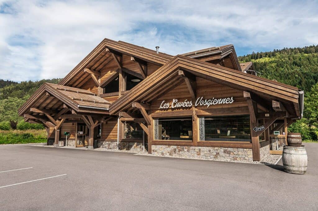 Établissement Les Épices Vosgiennes, spécialisé dans les apéritifs insolites, avec une architecture.