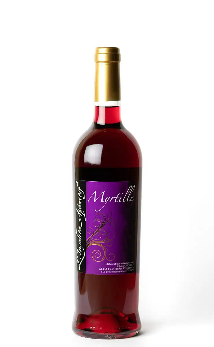 Bouteille d'apéritif à la myrtille, idéale pour des moments conviviaux et originaux.