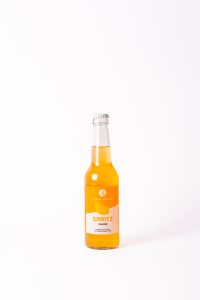 Bouteille de Spritz orange pour apéritif, minimaliste sur fond blanc.