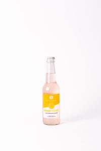 Bouteille de Pim'tonic rose, apéritif original pour moments conviviaux.