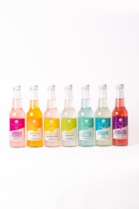 Bouteilles d'apéritifs colorés et insolites pour des moments de convivialité.