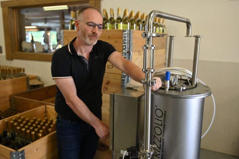 Fabrice biotechnologiste travaille sur les procédés de fabrication