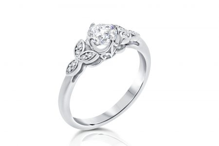 טבעת אירוסין עיטור 3 עלים משובצים מכל צד