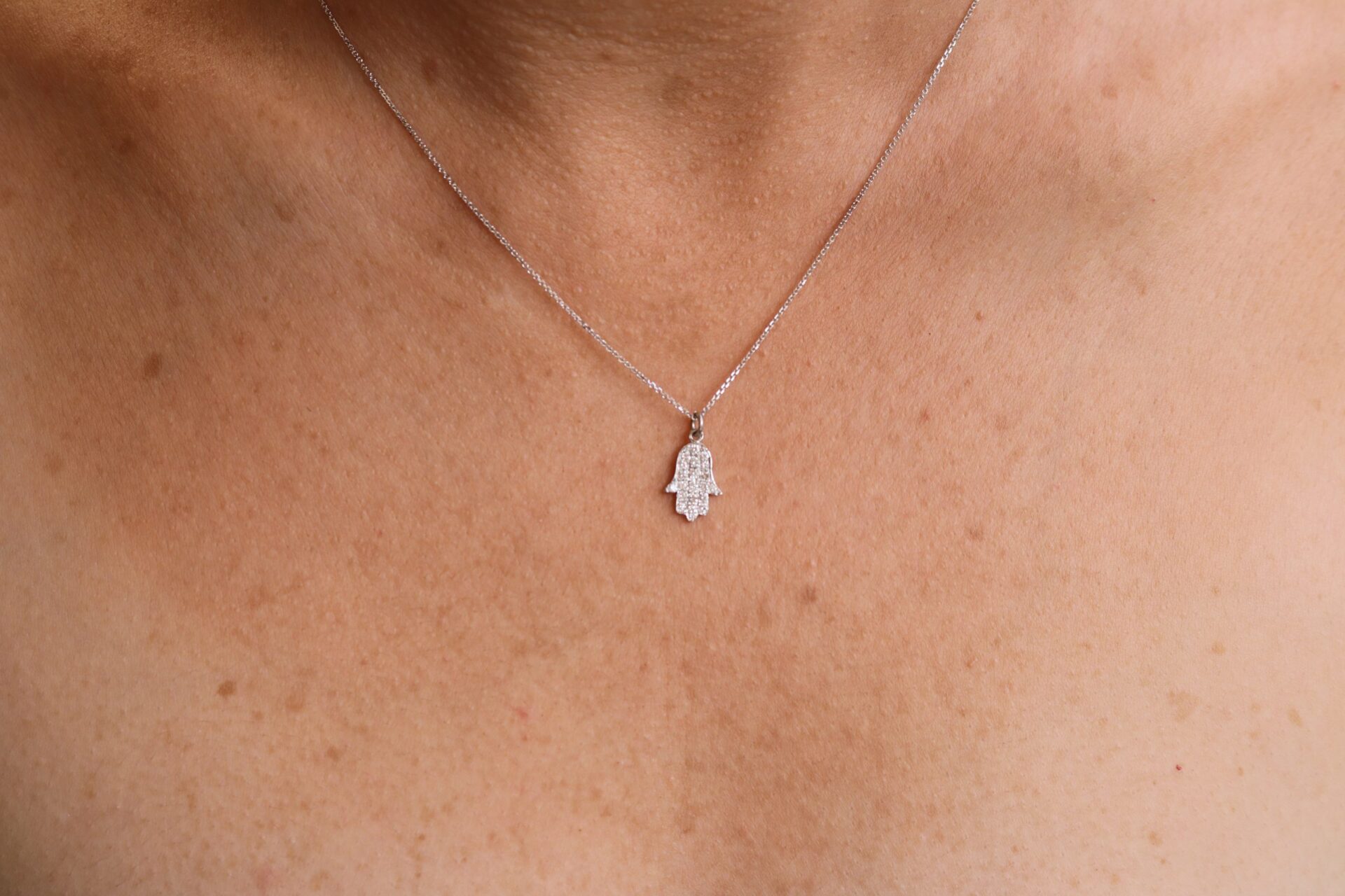 ⁦תליון חמסה משובץ יהלומים⁩ – תמונה ⁦2⁩