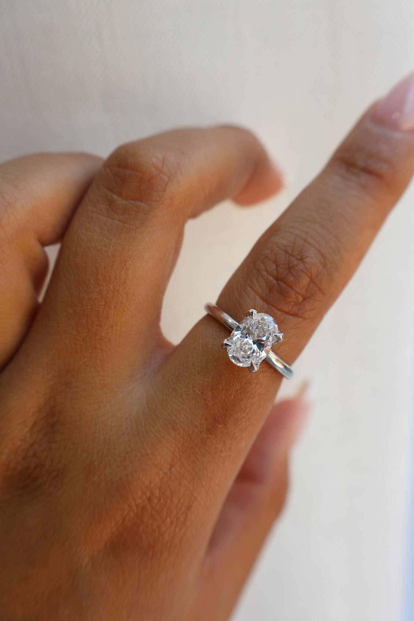 טבעת יהלום על אצבע של אשה