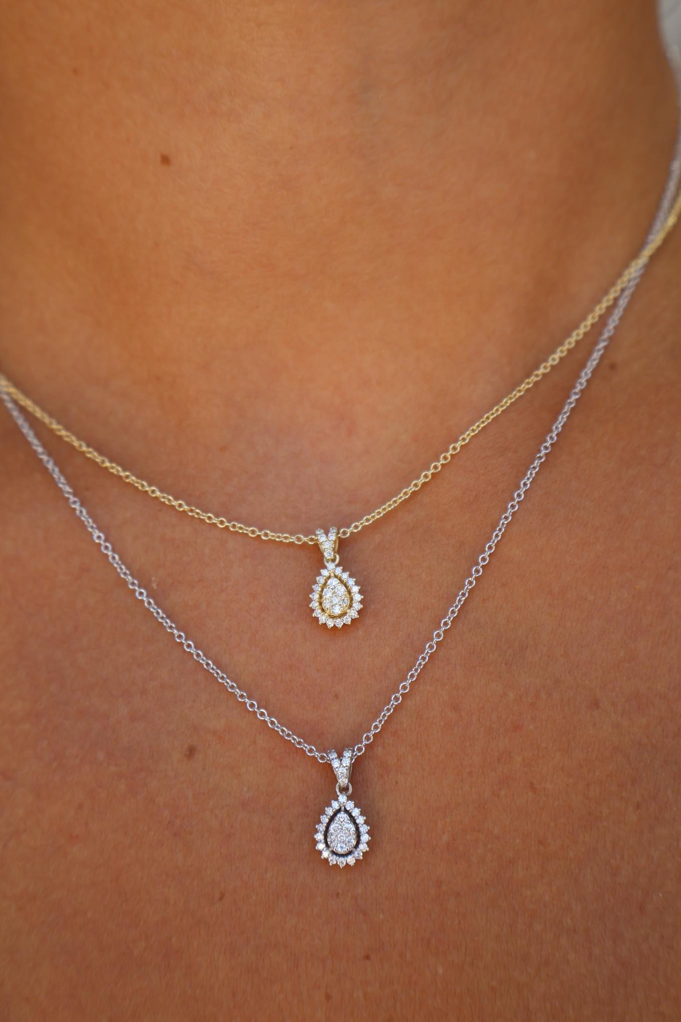 אשה עונדת שרשרת יהלומים