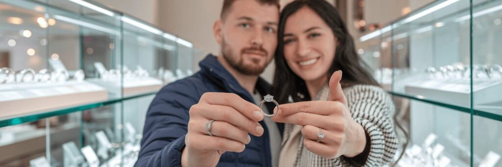 זוג בחנות טבעות אירוסין בבורסה ליהלומים רמת גן