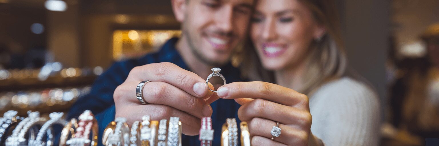 זוג בחנות תכשיטים בוחר טבעת יהלום 2 קראט