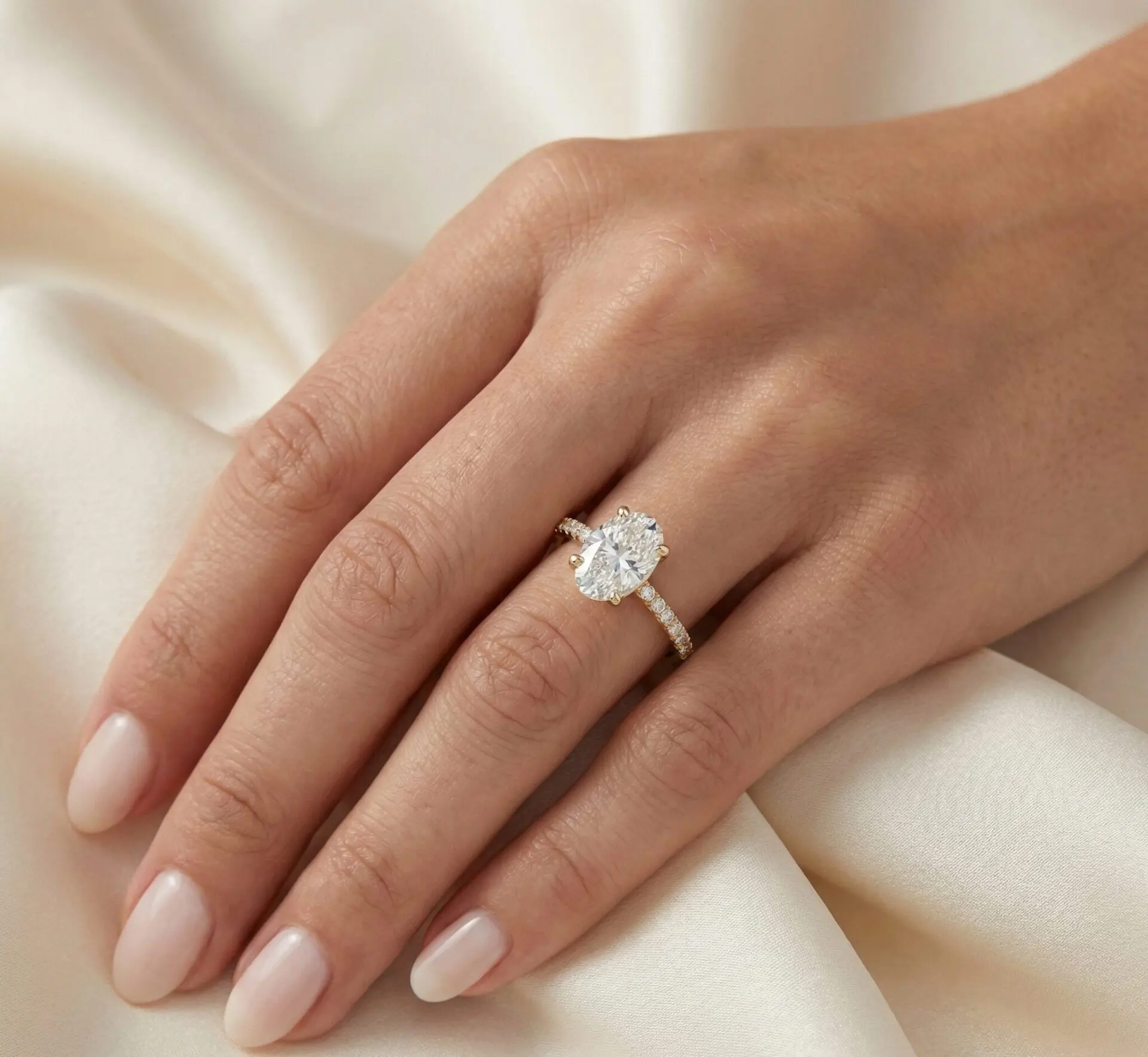 טבעת אירוסין 'סופיה' – יהלום אובלי 1.5 קראט משובץ בצידי הטבעת