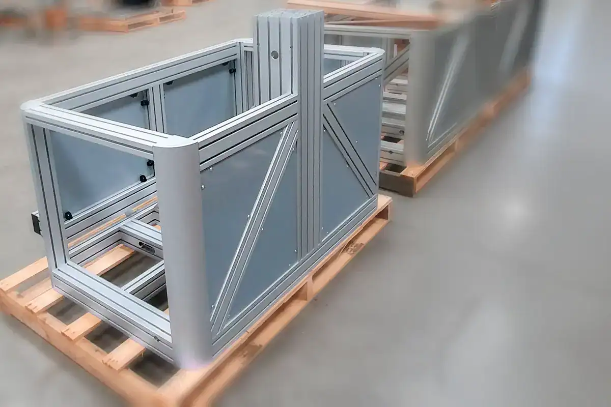 photo d'une structure en aluminium avec des panneaux de remplissage & des profilés de toutes sortes