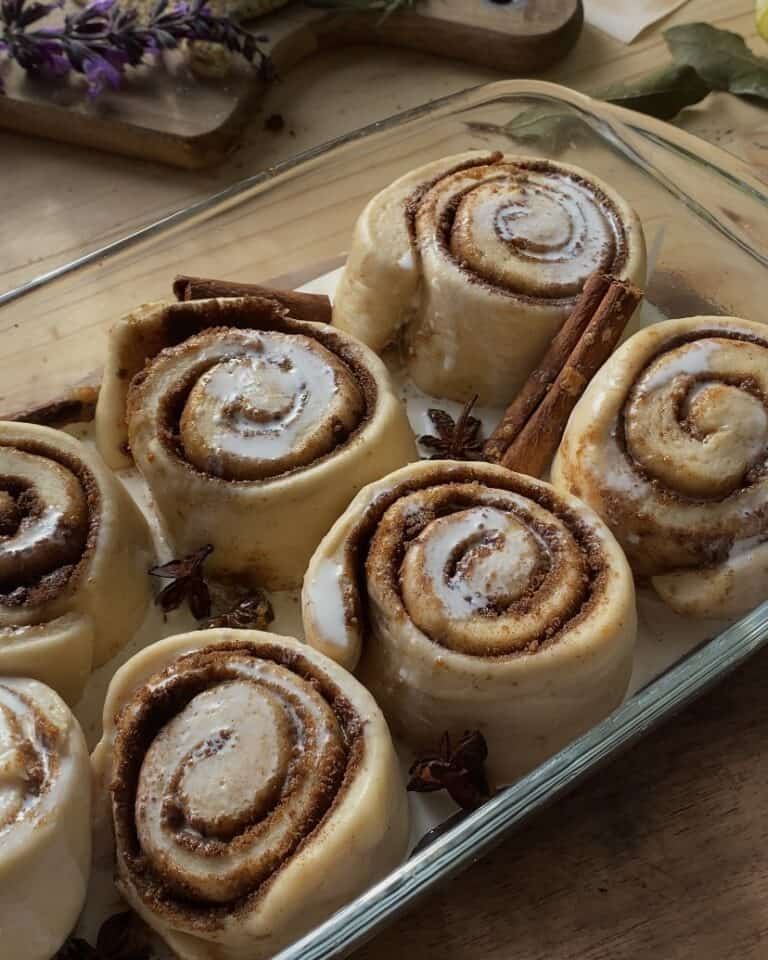 Fluffy cinnamon rolls with heavy whipping cream