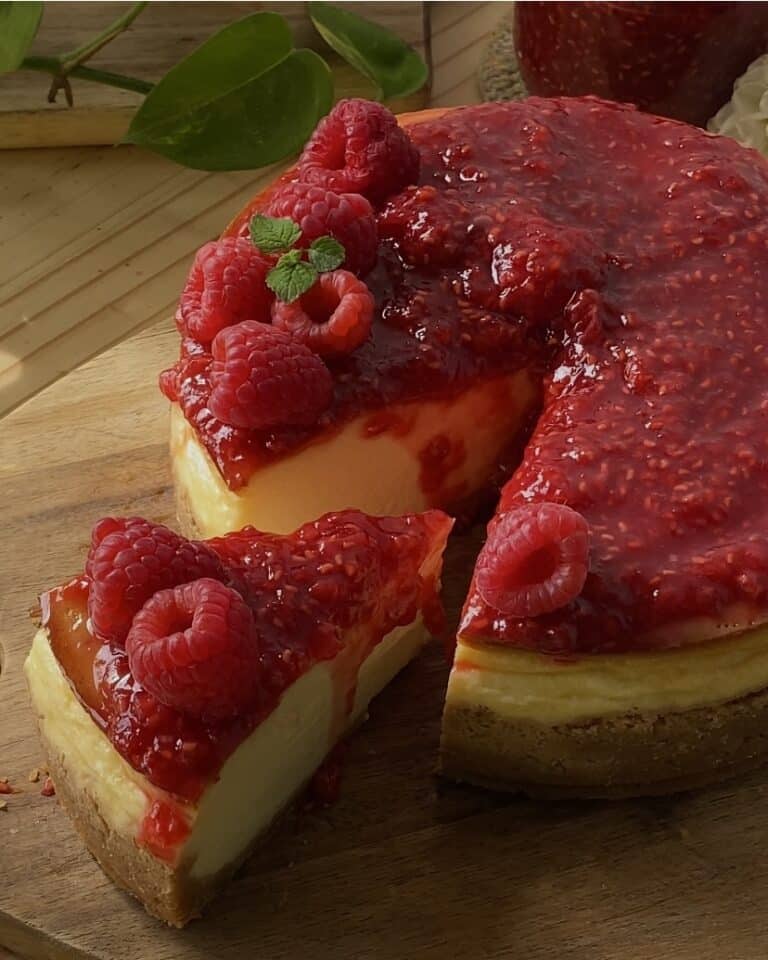 Cheesecake with homemade raspberry jam