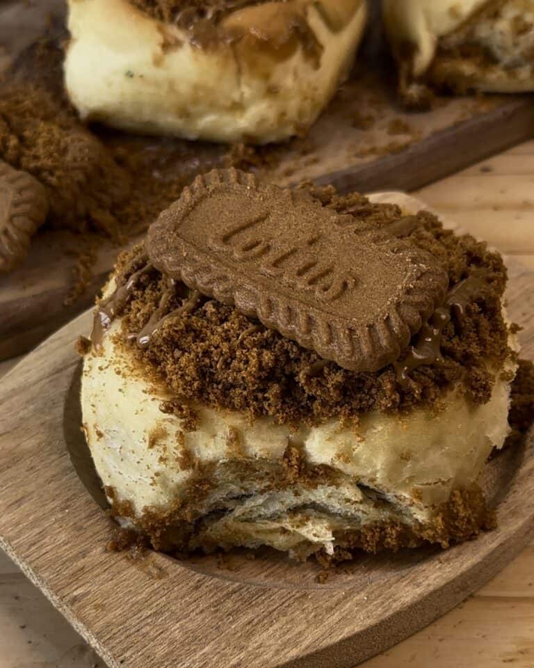 Freshly baked Biscoff rolls, golden brown and swirled with rich Biscoff spread,topped with crunchy Lotus biscuit pieces, adding a delightful texture to the soft, golden swirls