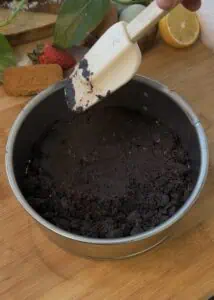 Presovana Oreo kora za tortu od sira bez pečenja.