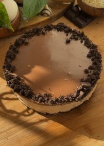 Ukrašeni cheesecake od Nutelle bez pečenja s Oreos keksima.