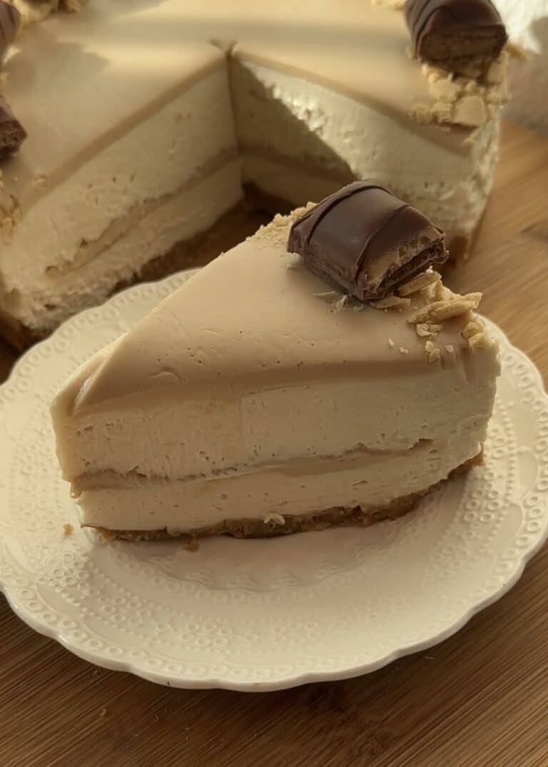 A slice of no-bake Kinder Bueno cheesecake, showcasing its creamy texture and rich Kinder Bueno layers.