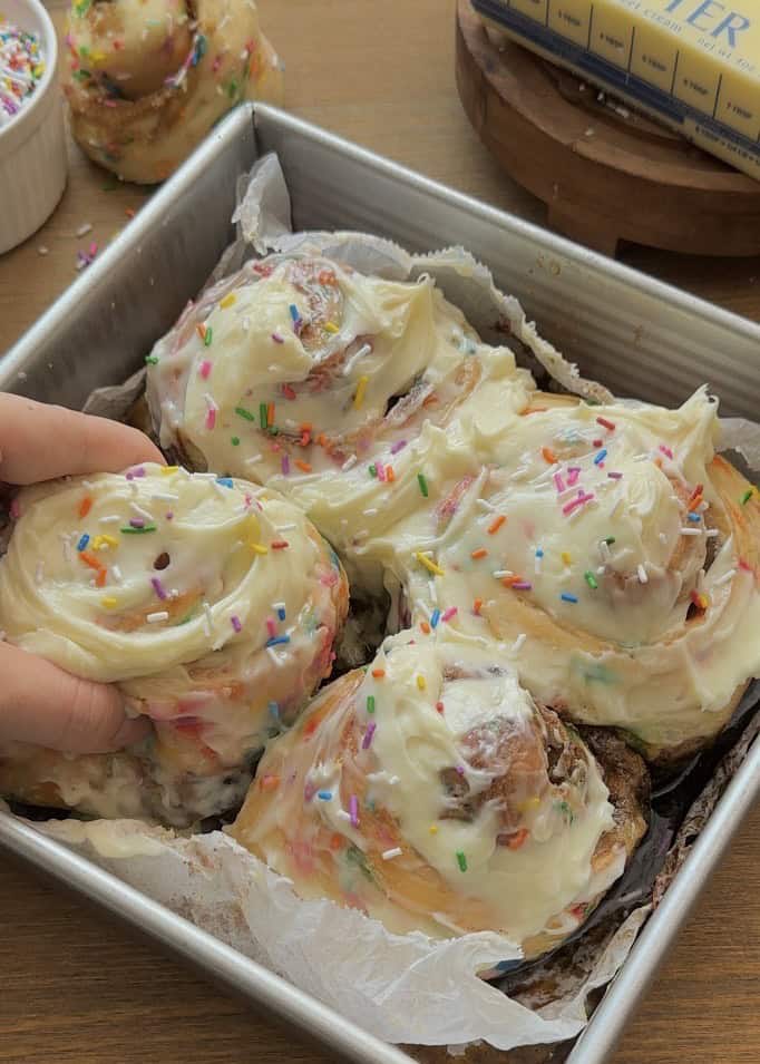 Funfetti Birthday Cake Cinnamon Rolls (sprinkles)