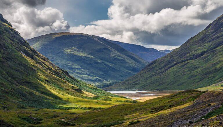 A HEGYTETŐN SZÉTNÉZ