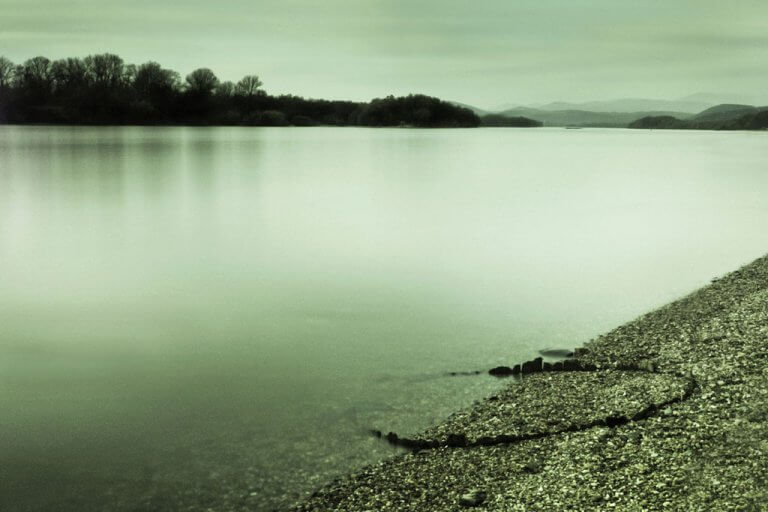 FÖLD VEZÉREL FOLYÓT