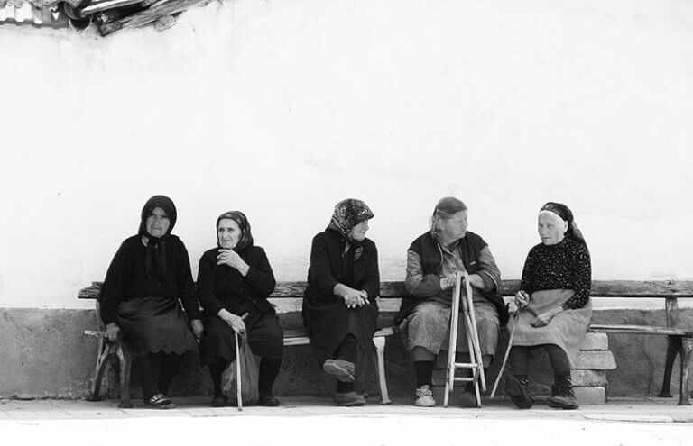 A CSEMEGEBOLT ÉS A BISZTRÓSAROK KÖZÖTT