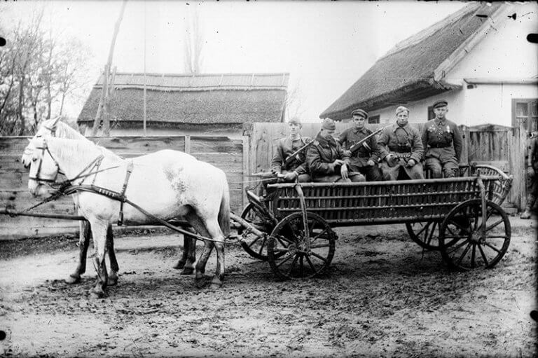 HÁROM PILLANAT TÖRTÉNELEM