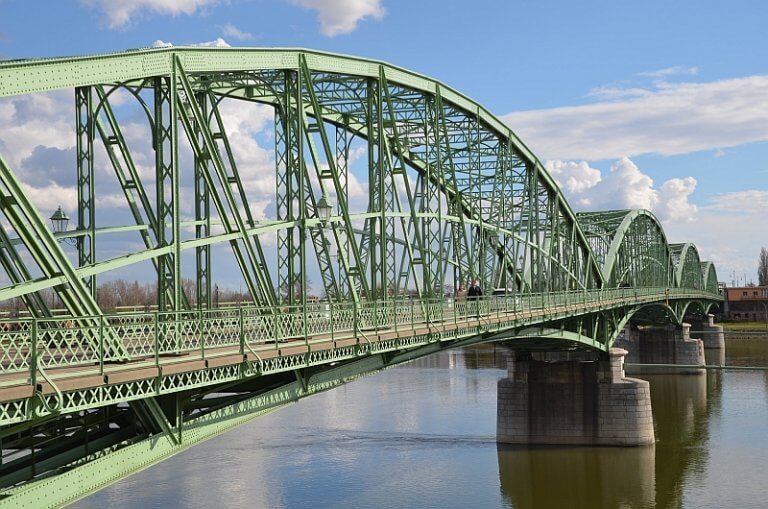 KÉT ORSZÁG KÖZÖTT A HÍDON