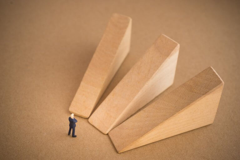 KÉTSÉGEK DICSÉRETE