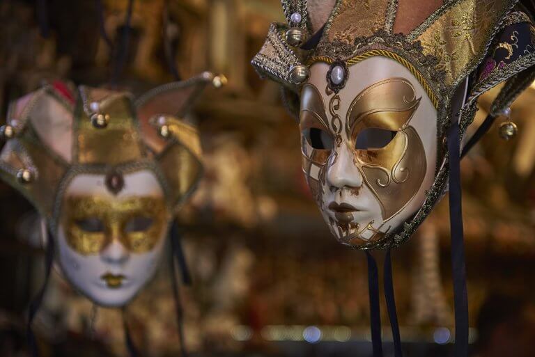 ARCOK ÉS ÁLARCOK – KARNEVÁL