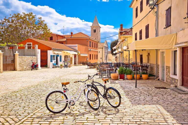 DÉLIDŐ, MEDITERRÁN VÁROSBAN