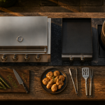 barbecue cuisine extérieure sur table bois granit inox