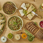 repas froid entre amis sur grande table dressée