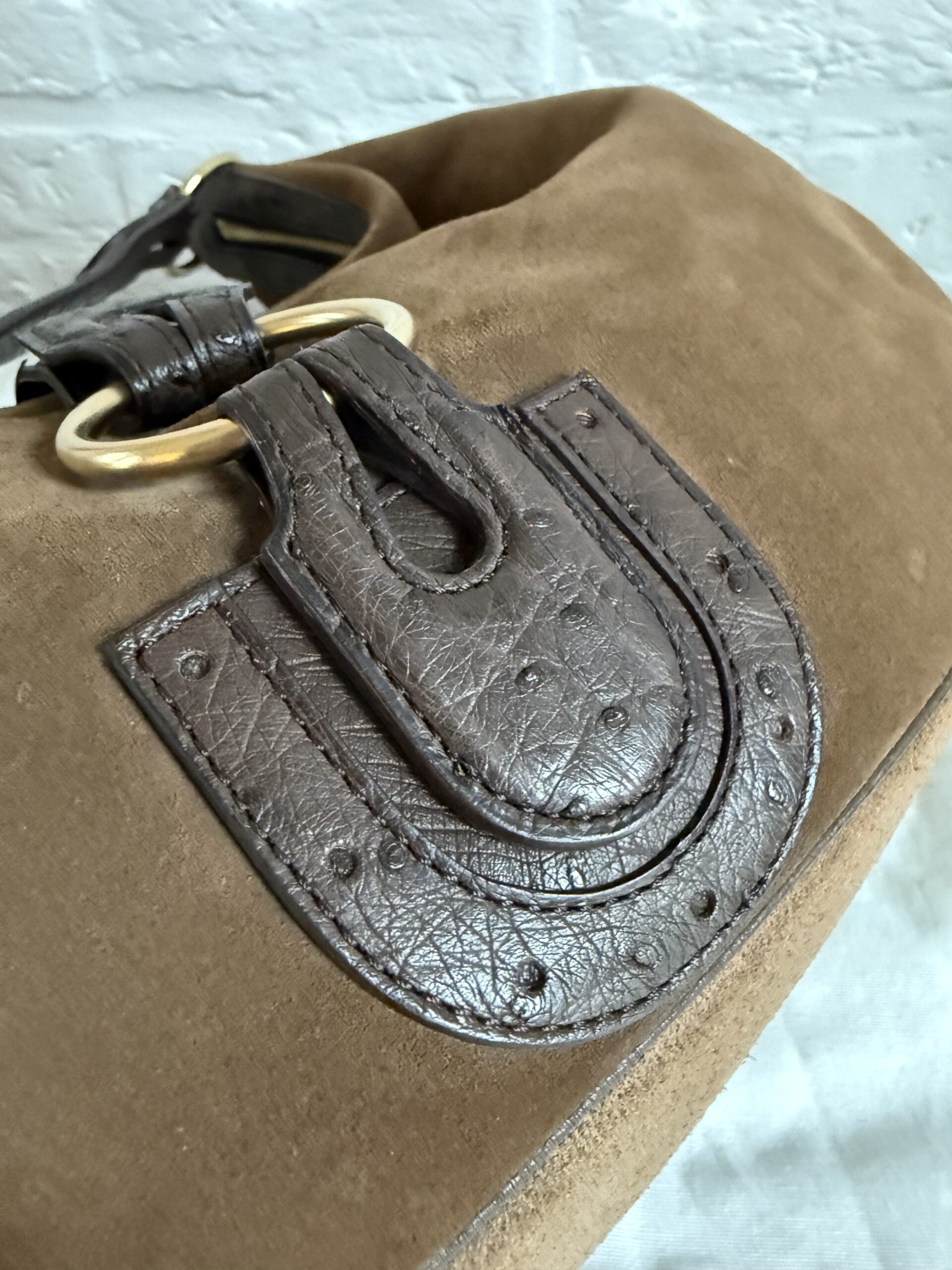 Marron Suède Camille GM Crossbody in Autruche - Afbeelding 3