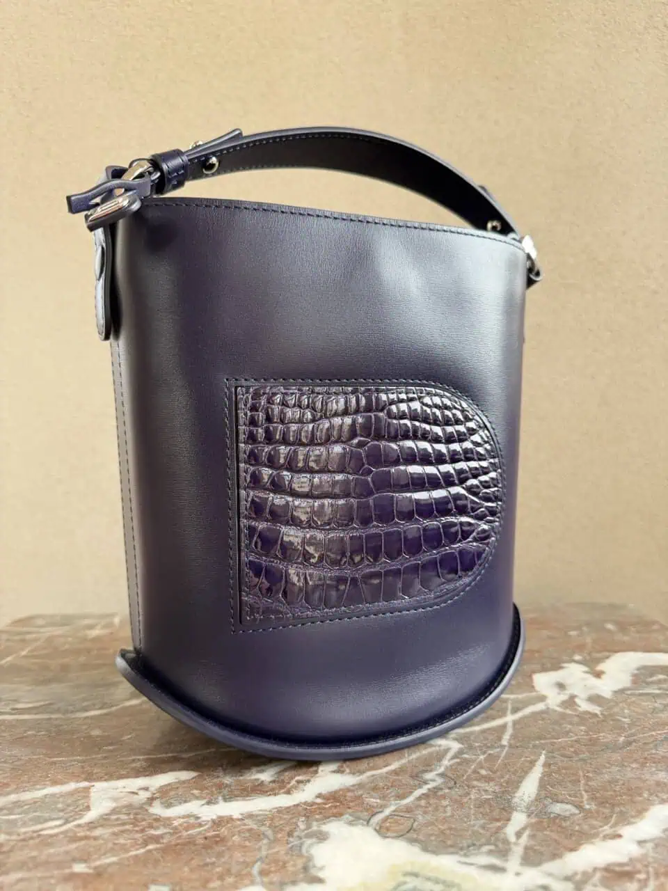 Le Pin Mini Bucket Indigo Crocodile + Schouderriem - Afbeelding 3