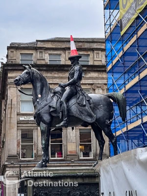 Hop on hop off bus tours - Glasgow statue with a strategically places traffic cone!