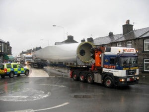 Wind_Turbine_blade_delivery_passing_through_Edenfield_-_geograph.org.uk_-_708529