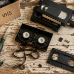 recyclage vhs cassettes sur table avec outils
