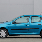 Peugeot 206 saloon bleue en trois-quarts avec coffre visible