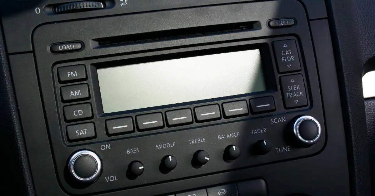 Hochwertiges Autoradio mit Touchscreen und verschiedenen Bedienelementen für optimalen Klang.