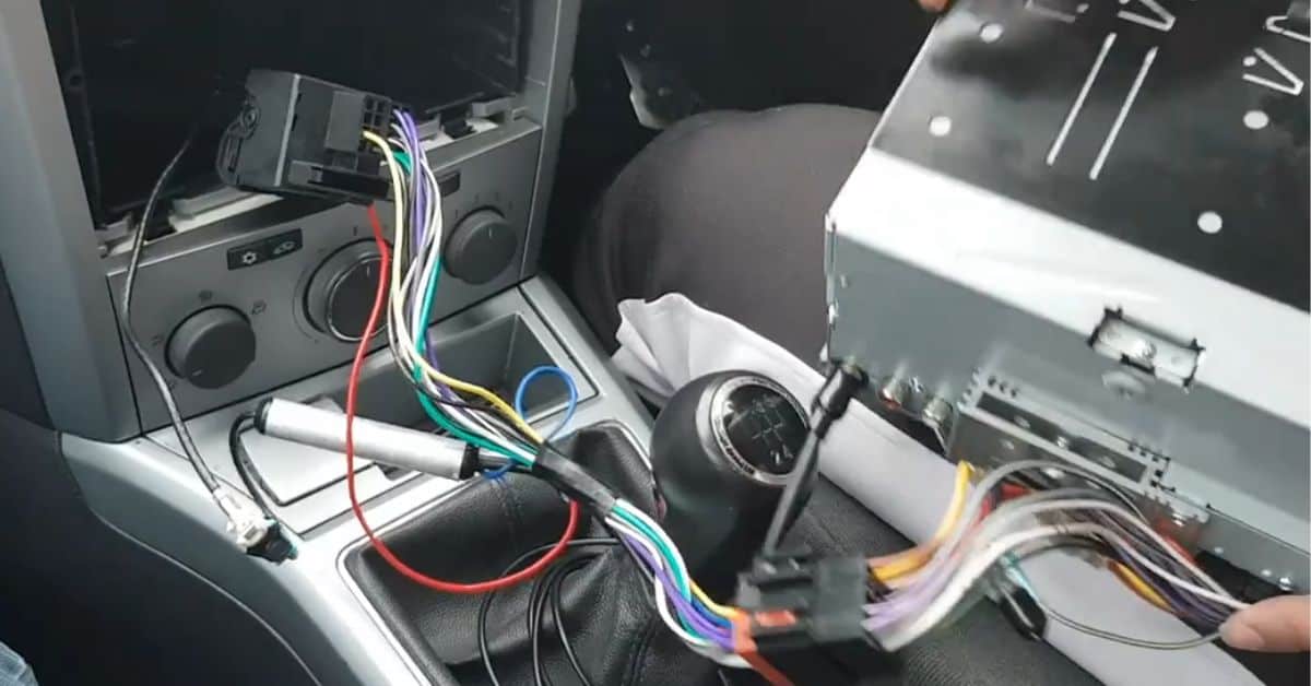 Verschlungene Lautsprecher- & Stromkabel im Auto, Entdeckung im Armaturenbrett.